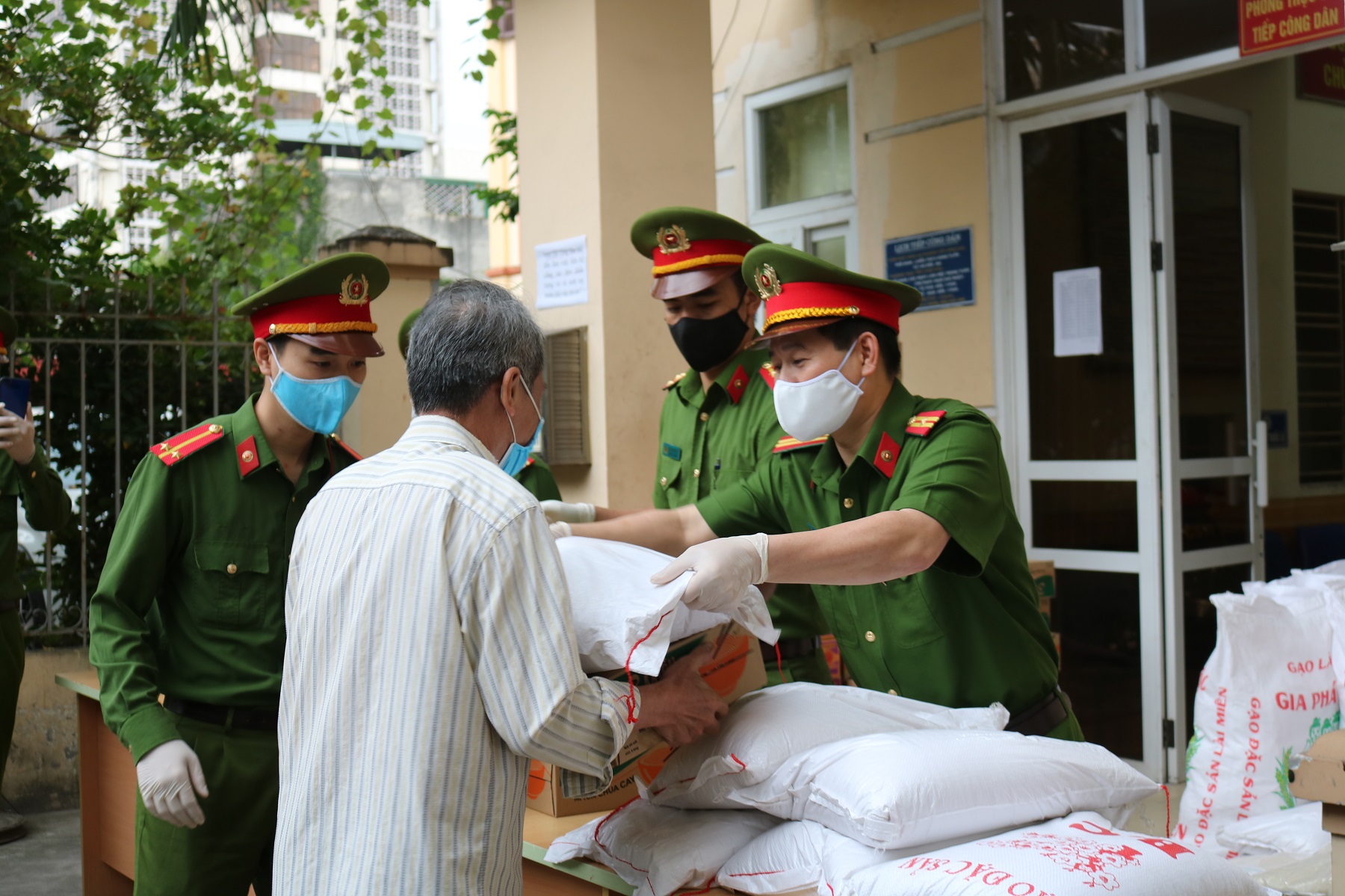 Công an phường Đồng Quốc Bình (quận Ngô Quyền): Tổ chức nhiều hoạt động chăm lo cho người dân bị ảnh hưởng bởi dịch Covid-19